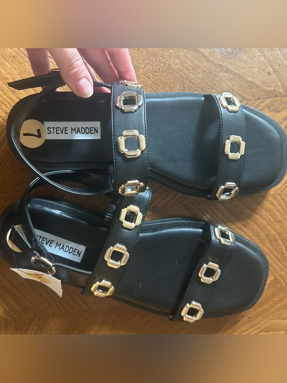 NWT Steve Madden Black Leather Sandals with Gold-Tone Buckle Accents size 7